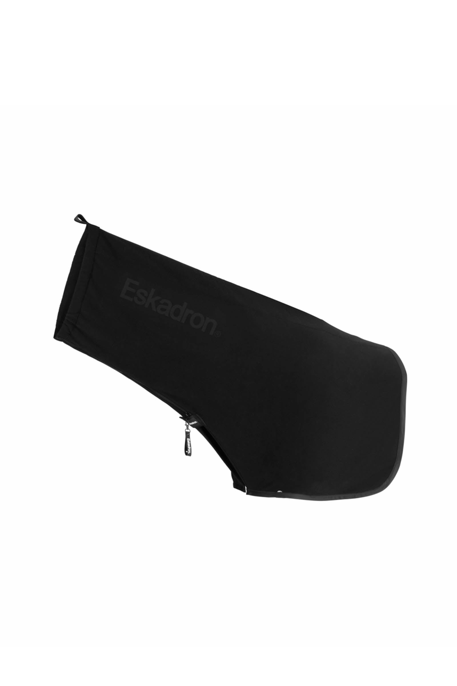 Eskadron Dynamics AW25 fleecekaulahuivi vetoketjulla kaulassa Loimet